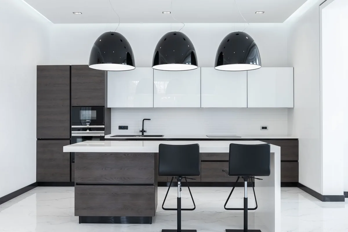 Fitted kitchen with a breakfast island and integrated appliances